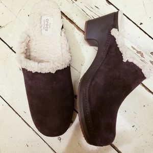 VGUC Crocs sherpa lined brown clogs.  Size 8